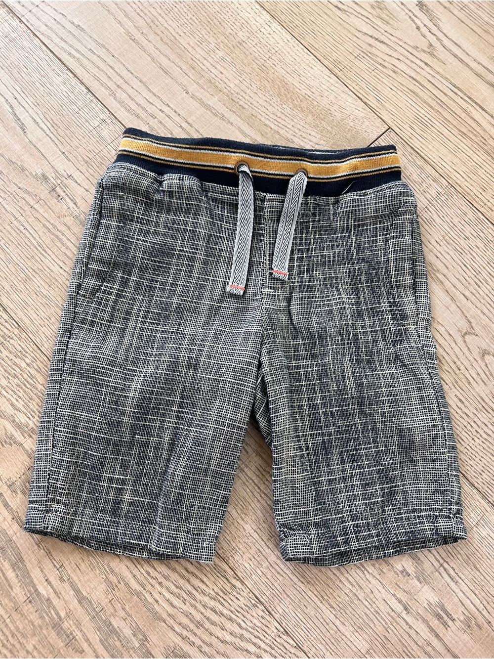 Boys Gray Knit Shorts with Striped Elastic Waistband size 5T Jack & Milly